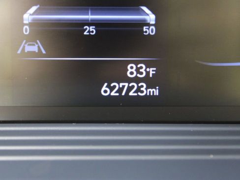 Used 2024 Hyundai Venue Limited FWD image 11