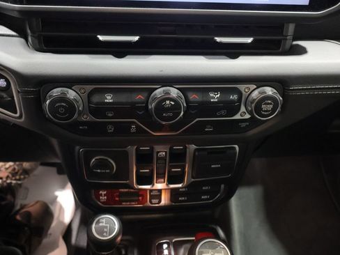 Used 2025 Jeep Wrangler Unlimited Rubicon AWD/4WD image 25