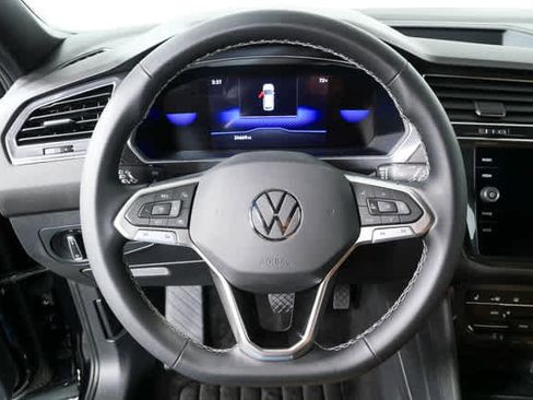Used 2023 Volkswagen Tiguan SE FWD image 11