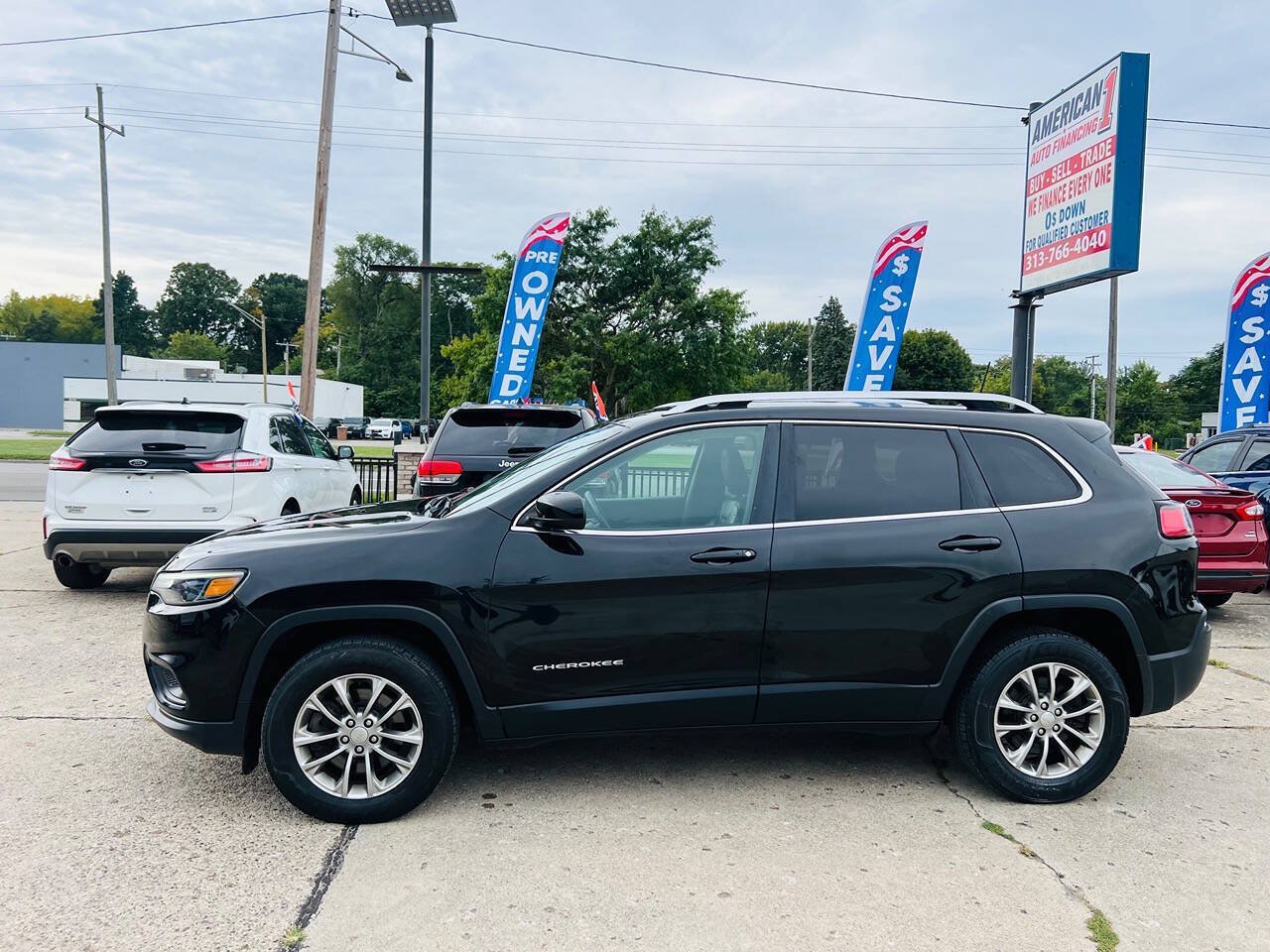 Used 2019 Jeep Cherokee Latitude Plus w/ Cold Weather Group AWD/4WD image 7