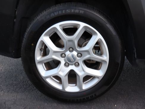 Used 2018 Jeep Renegade Latitude FWD image 42