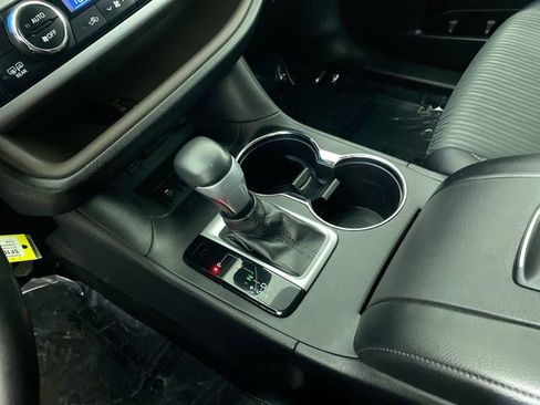 Used 2018 Toyota Highlander LE image 16