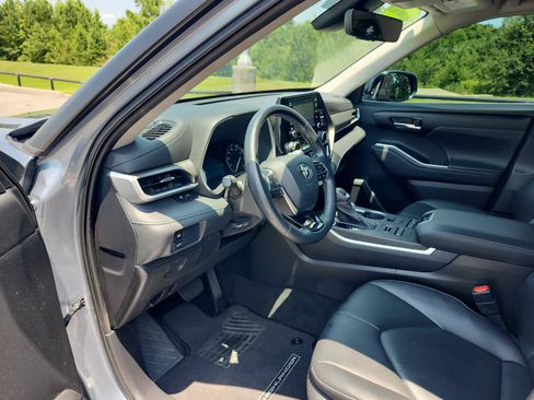 Used 2020 Toyota Highlander XLE AWD/4WD image 14