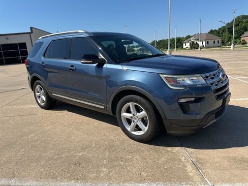 Used 2018 Ford Explorer XLT w/ Equipment Group 202A FWD image 3