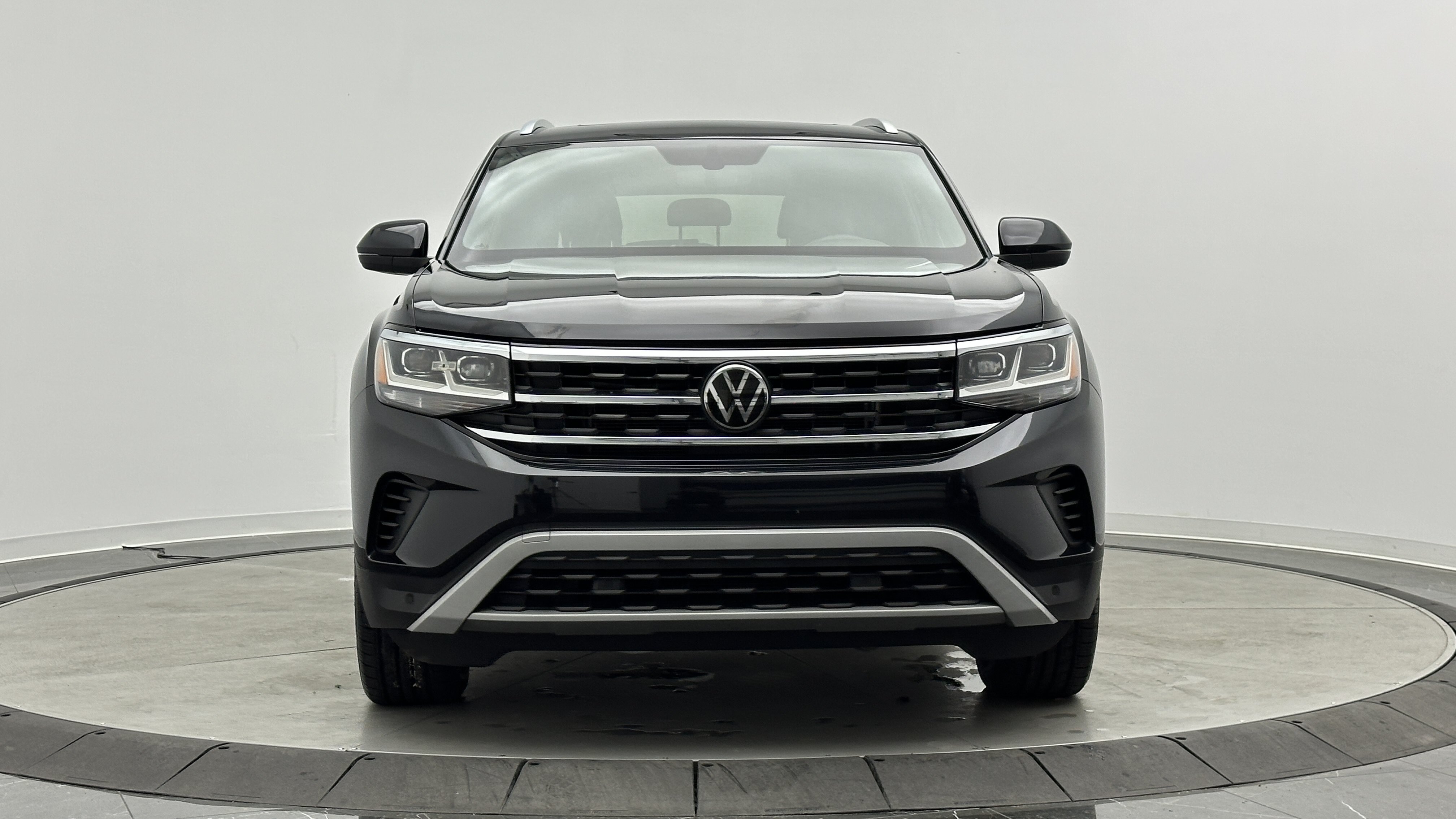 Used 2023 Volkswagen Atlas Cross Sport SE w/ Panoramic Sunroof Package FWD image 2