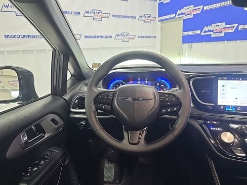 Used 2025 Chrysler Pacifica Limited image 2