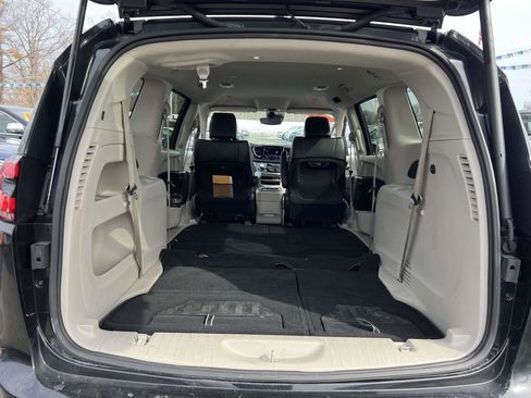 Used 2023 Chrysler Pacifica Touring-L image 10