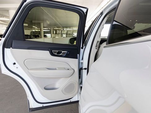 Used 2018 Volvo XC60 T5 Momentum w/ Vision Package image 19