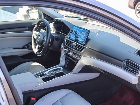 Used 2018 Honda Accord Touring image 18