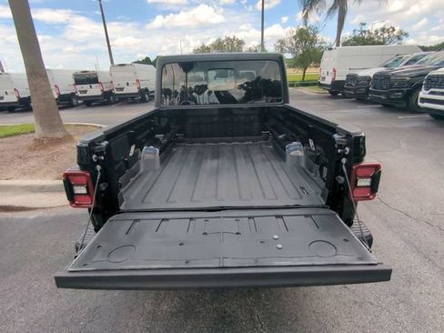 Used 2025 Jeep Gladiator Rubicon AWD/4WD image 14
