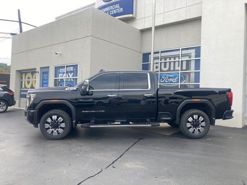 Used 2024 GMC Sierra 3500 Denali AWD/4WD image 3