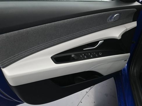 Used 2024 Hyundai Elantra Limited image 10