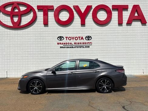 Used 2020 Toyota Camry SE image 2