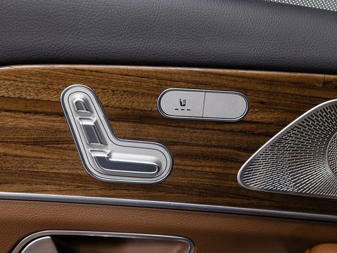 Used 2025 Mercedes-Benz GLS 580 4MATIC image 28