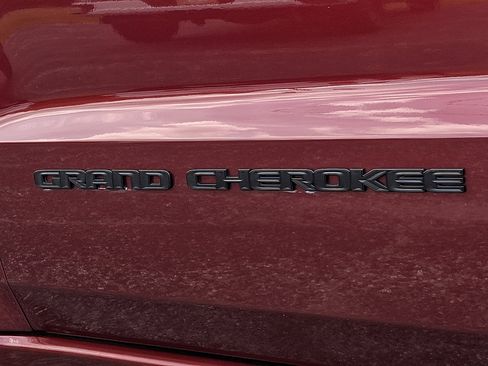 Used 2019 Jeep Grand Cherokee Altitude AWD/4WD image 33