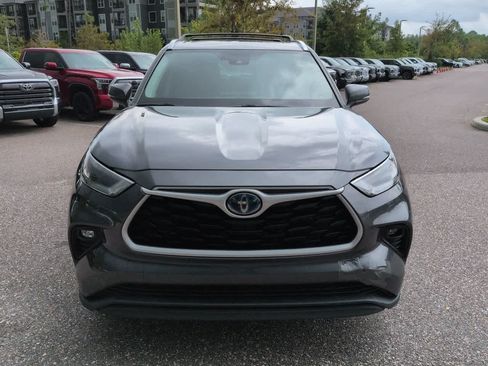 Used 2021 Toyota Highlander XLE AWD/4WD image 9