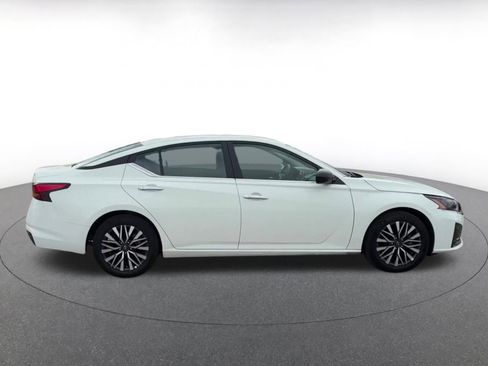 Used 2025 Nissan Altima 2.5 SV FWD image 13