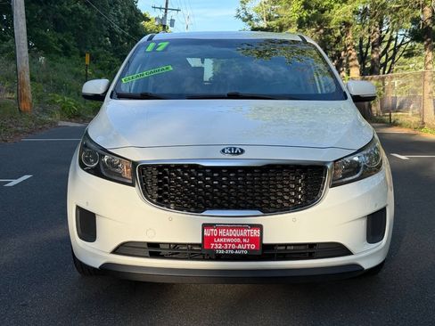 Used 2017 Kia Sedona LX w/ LX Essentials Premium Package FWD image 2