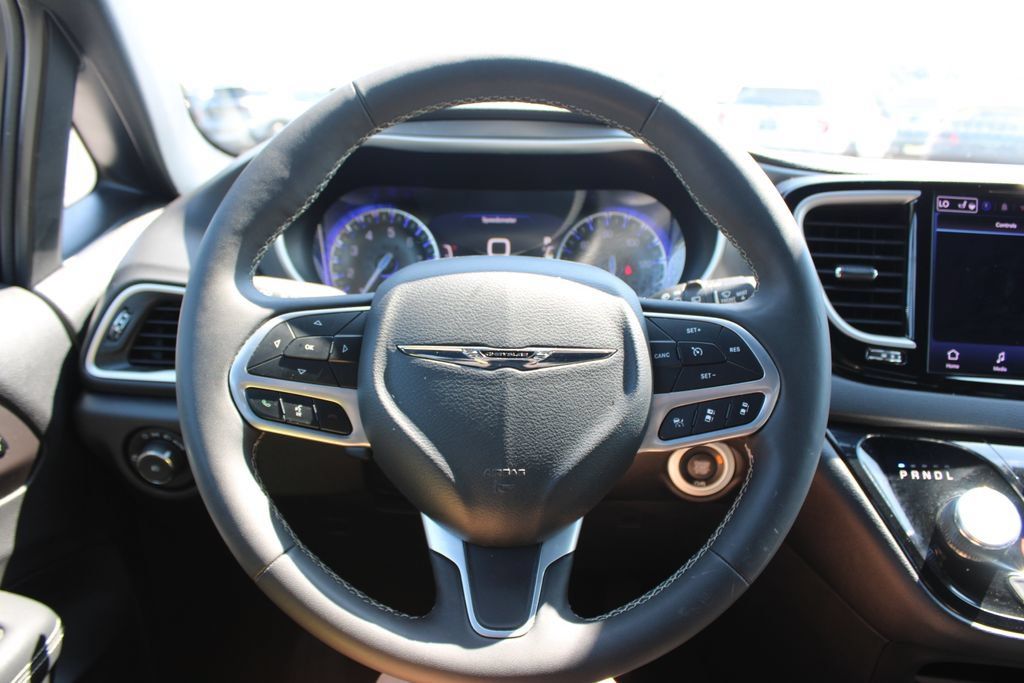 Used 2025 Chrysler Pacifica Select FWD image 35
