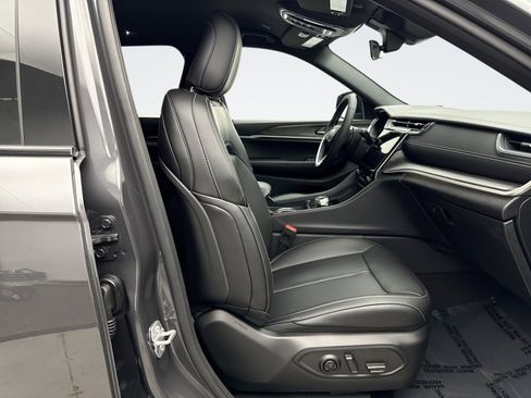 Used 2025 Jeep Grand Cherokee Limited w/ Black Appearance Package image 18