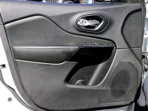 Used 2021 Jeep Cherokee Latitude Plus image 21