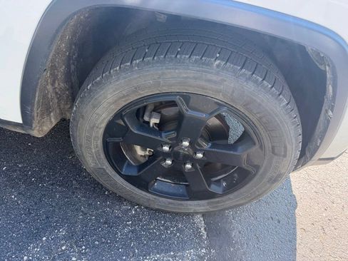 Used 2018 Jeep Grand Cherokee Laredo AWD/4WD image 11