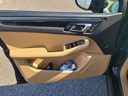 Used 2018 Porsche Macan image 16