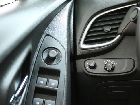 Used 2022 Chevrolet Trax LT w/ LT Convenience Package image 17