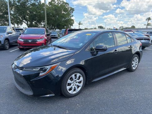 Used 2021 Toyota Corolla LE FWD image 3