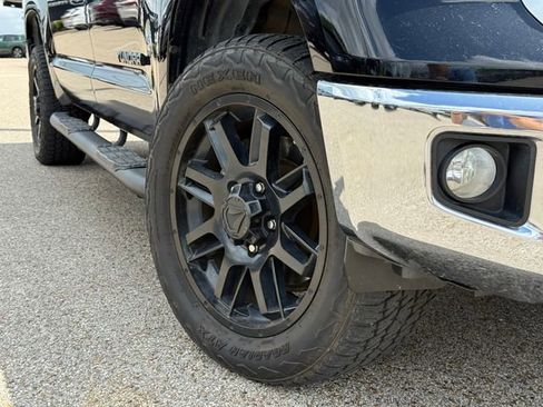 Used 2021 Toyota Tundra SR5 w/ SR5 Leather Package AWD/4WD image 2