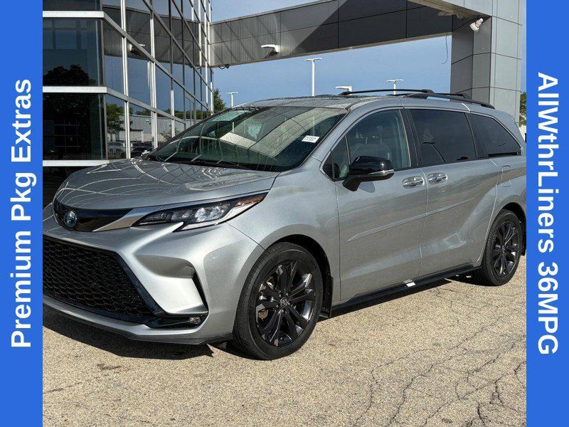 Used 2024 Toyota Sienna XSE w/ XSE Premium Package FWD image 8
