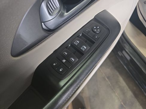 Used 2023 Chrysler Pacifica Touring-L FWD image 11