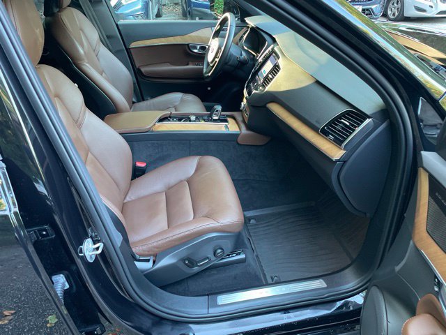 Certified 2025 Volvo XC90 B6 Plus w/ Protection Package AWD/4WD image 13