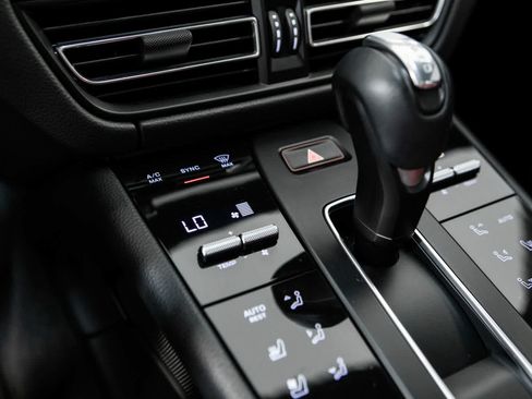 Certified 2023 Porsche Macan AWD/4WD image 24