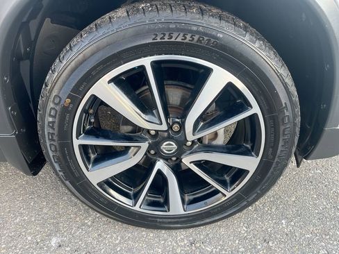 Used 2018 Nissan Rogue SL w/ Premium Package image 10