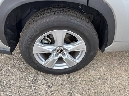 Used 2025 Toyota Highlander LE FWD image 31