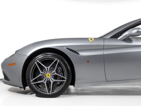 Used 2016 Ferrari California T RWD image 14