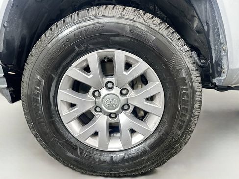 Used 2017 Toyota Tacoma SR5 w/ Tow Package RWD image 29