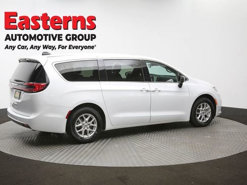 Used 2024 Chrysler Pacifica Touring-L image 41