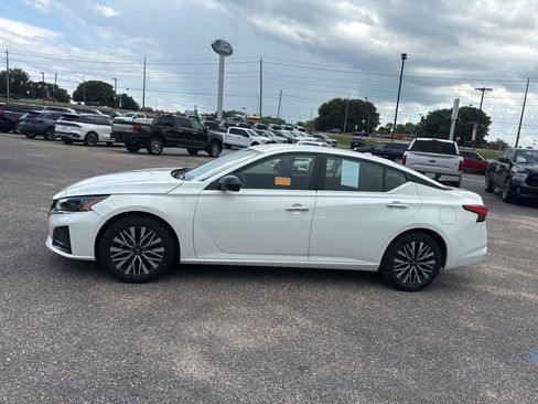 Used 2025 Nissan Altima 2.5 SV FWD image 9