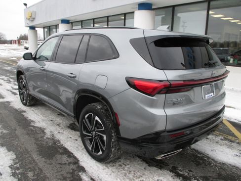 Used 2025 Buick Enclave Sport Touring image 4