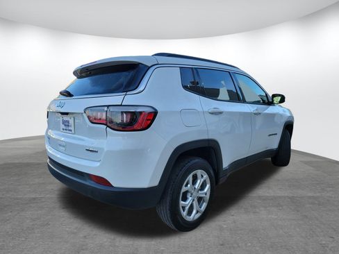 Used 2024 Jeep Compass Latitude image 5