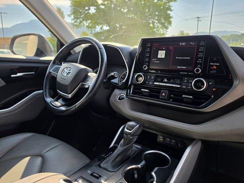 Used 2022 Toyota Highlander XLE AWD/4WD image 19