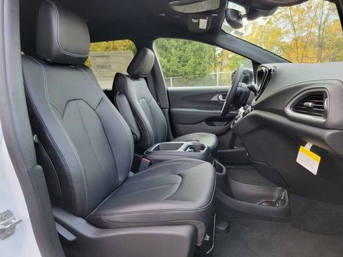 New 2026 Chrysler Pacifica Select image 24