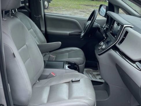 Used 2018 Toyota Sienna XLE FWD image 11