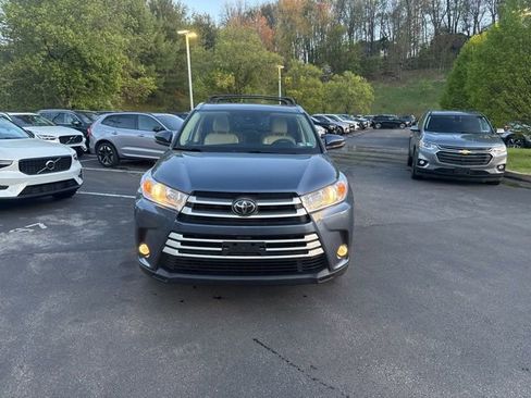 Used 2019 Toyota Highlander XLE AWD/4WD image 2