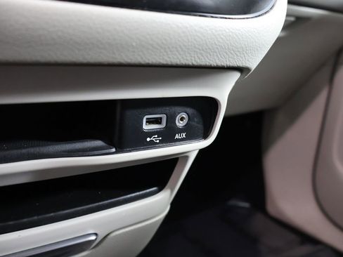 Used 2020 Chrysler Pacifica Touring-L FWD image 46
