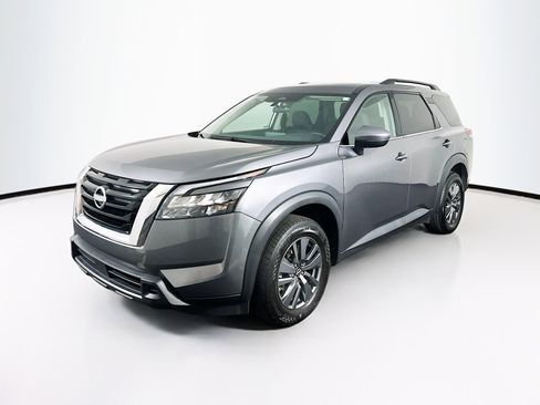Used 2024 Nissan Pathfinder SV image 3