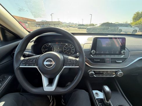 Used 2025 Nissan Altima 2.5 SV FWD image 21