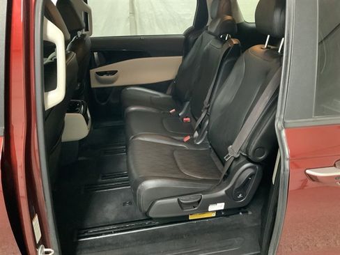 Used 2022 Kia Carnival EX image 14